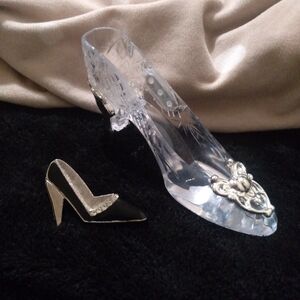 "High heels" brooches and card holder
